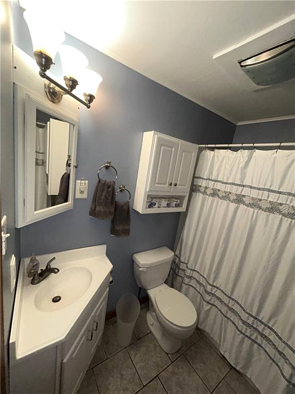 194 Nutt Road Grove City, PA 16127 - Photo 23 of 38 Alternate View Main Bathroom