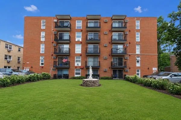 $1,950 | 6490 North Northwest Highway, Unit 5F, Chicago, IL 60631