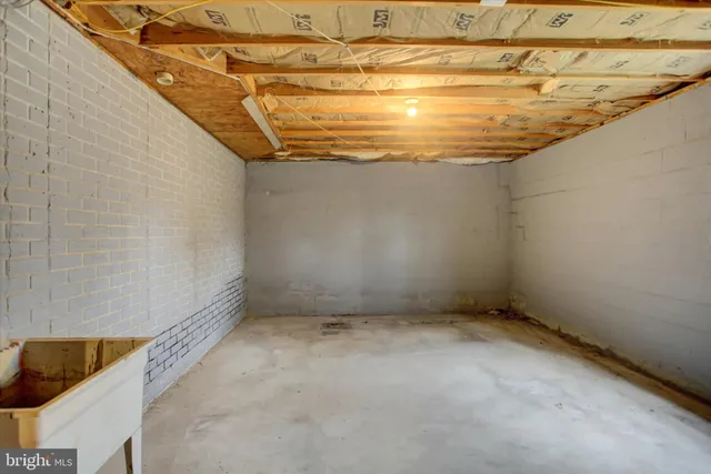 a view of yard with trees