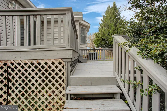 a picture of a bench in the wall