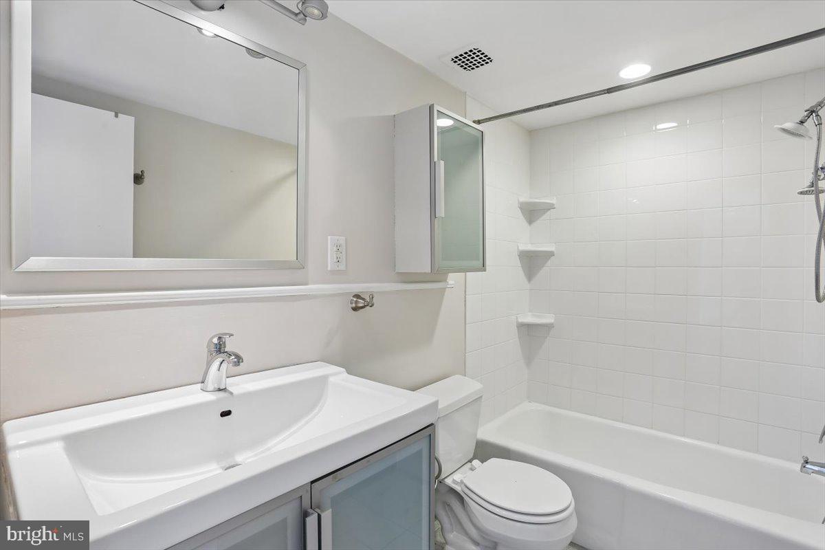 9900 Georgia Avenue, Unit 27613 Silver Spring, MD 20902 - Photo 29 of 47 Updated full bath