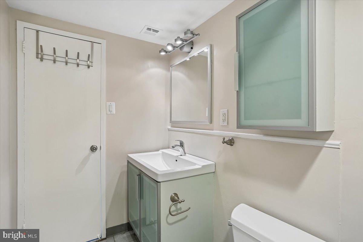 9900 Georgia Avenue, Unit 27613 Silver Spring, MD 20902 - Photo 30 of 47 Ceramic tile bath