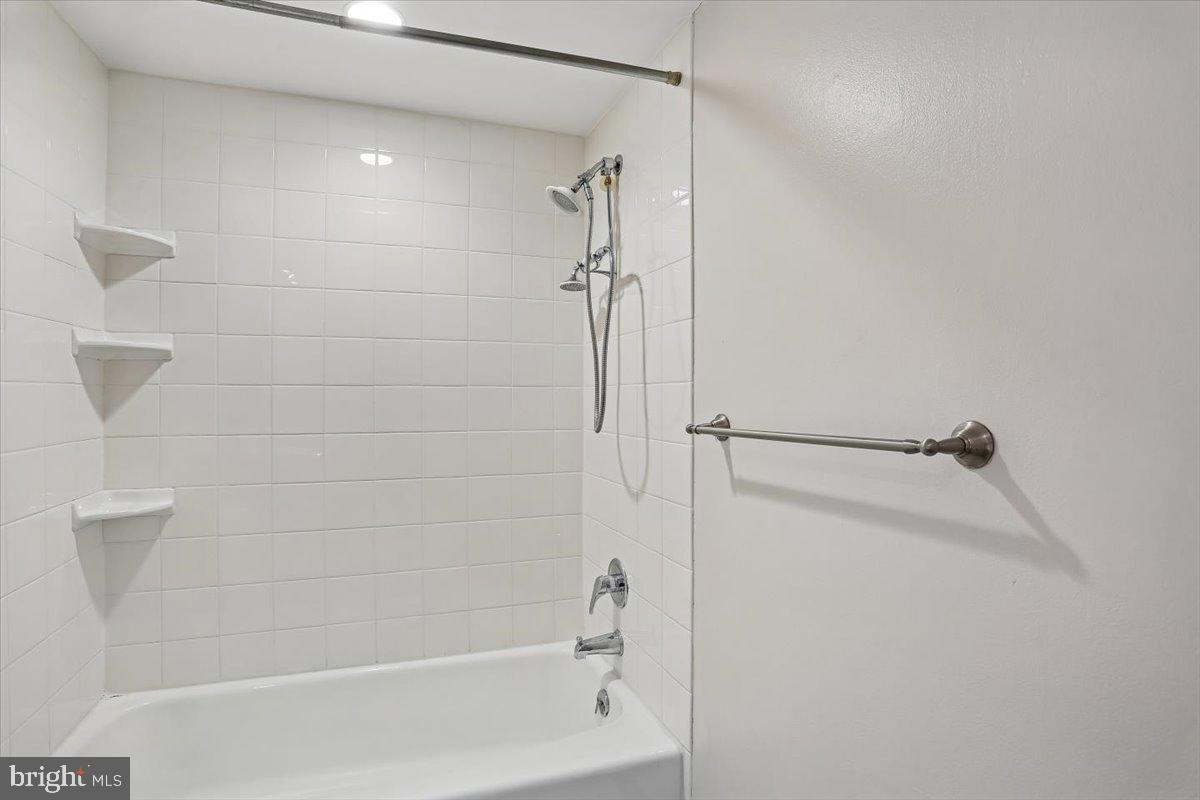 9900 Georgia Avenue, Unit 27613 Silver Spring, MD 20902 - Photo 31 of 47 tub/shower