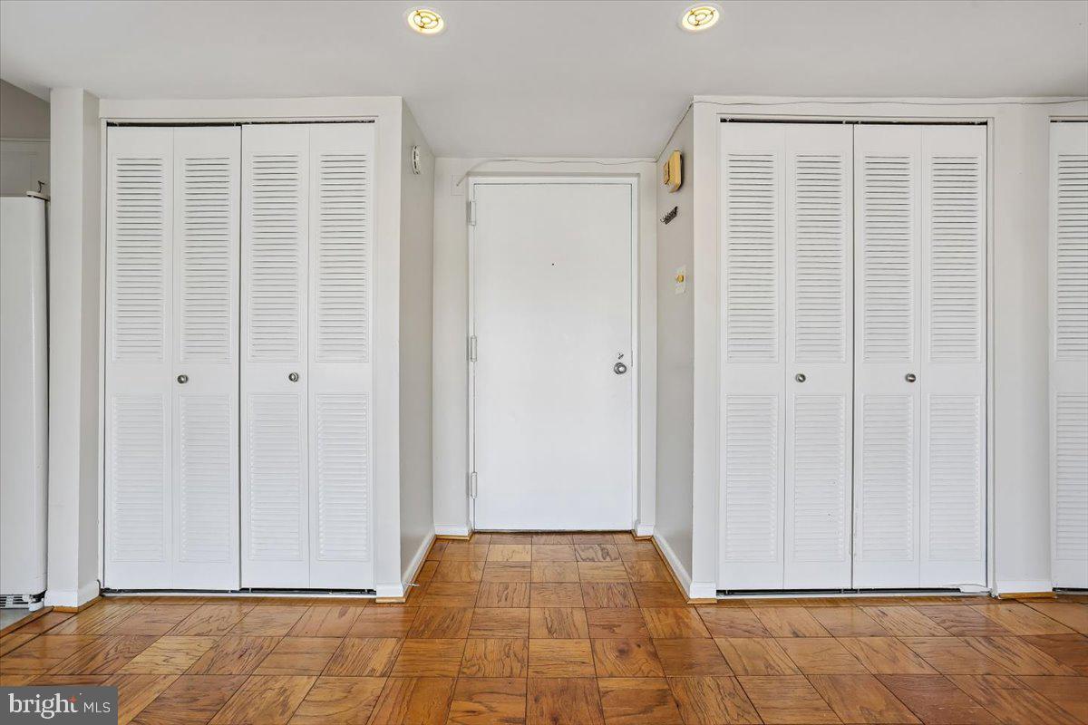 9900 Georgia Avenue, Unit 27613 Silver Spring, MD 20902 - Photo 4 of 47 Foyer