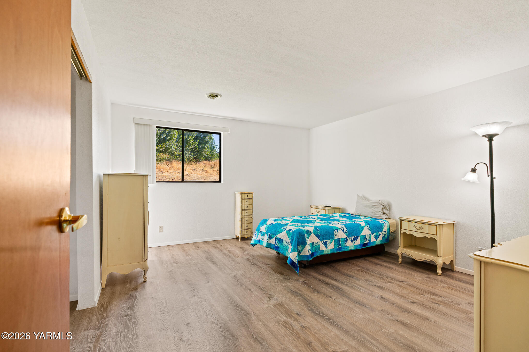 13619 Summitview Ext Road Yakima, WA 98908 - Photo 39 of 56 an empty room with wooden floor and windows