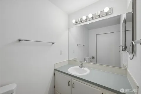 $495,000 | 914 6th Avenue North, Unit 201, Seattle, WA 98109