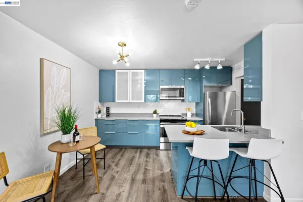 $385,000 | 955 Shorepoint Court, Unit 310, Alameda, CA 94501