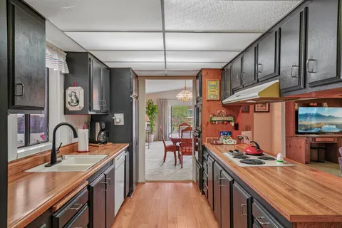 a kitchen that has a lot of cabinets in it