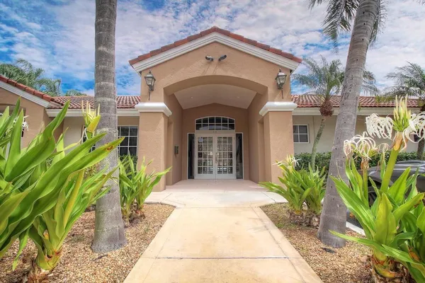 $2,200 | 600 Executive Center Drive, Unit 104, West Palm Beach, FL 33401