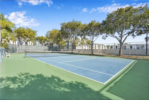 $2,200 | 600 Executive Center Drive, Unit 104, West Palm Beach, FL 33401