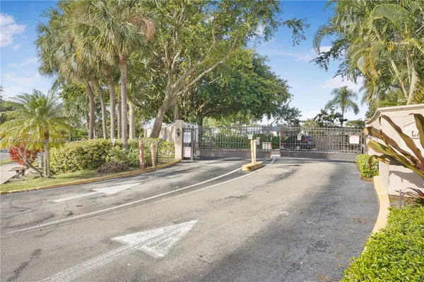 $2,200 | 600 Executive Center Drive, Unit 104, West Palm Beach, FL 33401