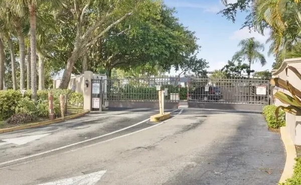 $2,200 | 600 Executive Center Drive, Unit 104, West Palm Beach, FL 33401