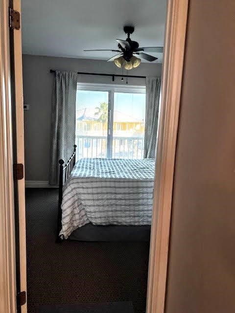 2290 North Fulton Beach Road, Unit B317 Rockport, TX 78382 - Photo 13 of 40 a bedroom with a bed and a window