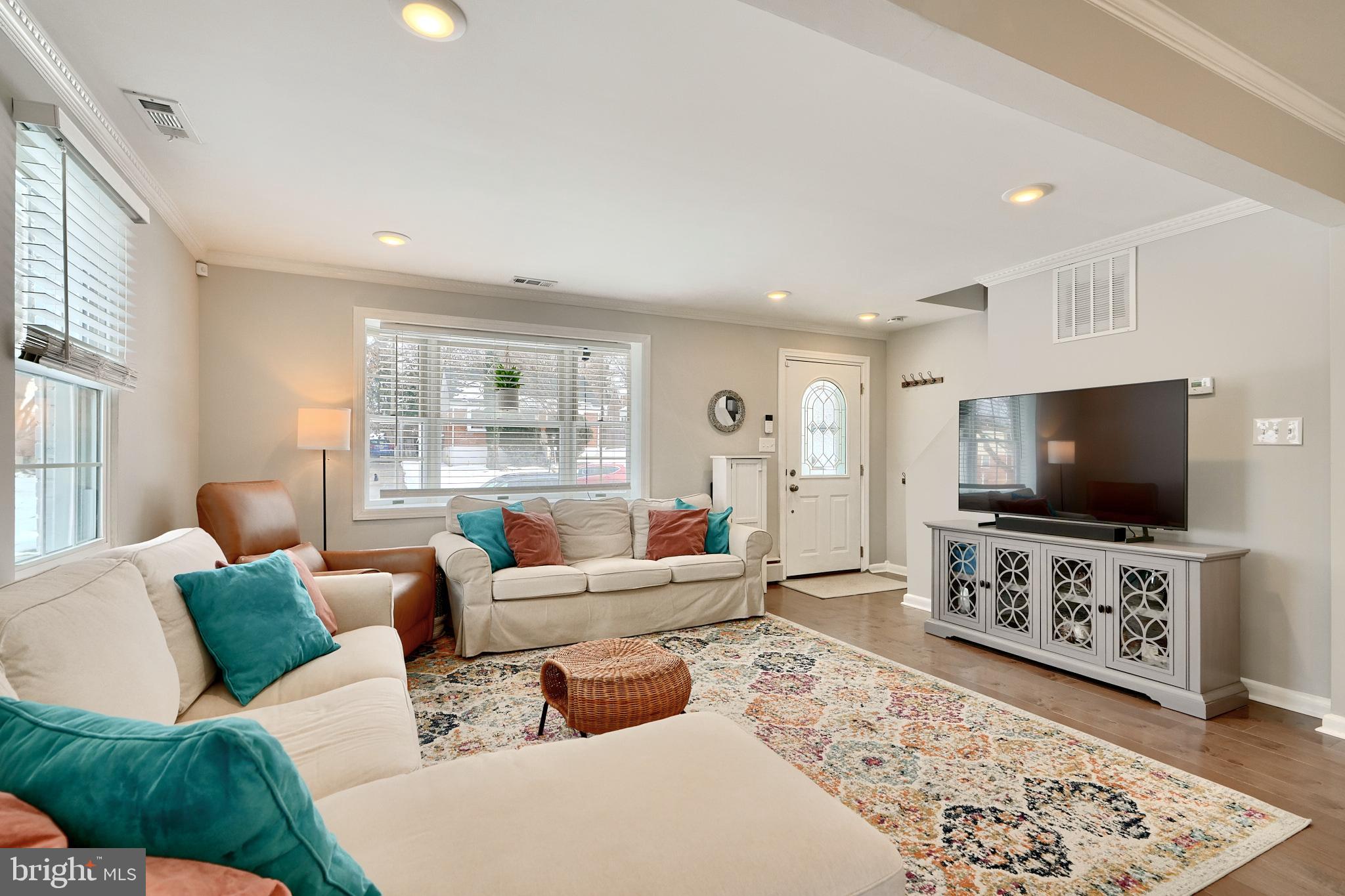 914 Olmstead Road Baltimore, MD 21208 - Photo 3 of 40 Recessed lighting