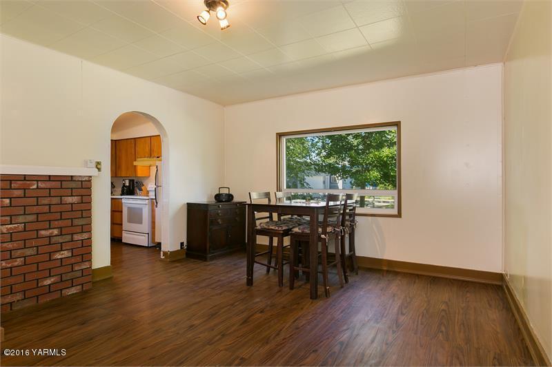 200 East Evans Road Wapato, WA 98951 - Photo 14 of 19 a dining room with furniture and wooden floor