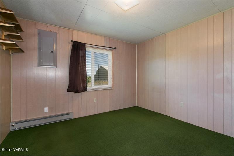 200 East Evans Road Wapato, WA 98951 - Photo 16 of 19 a view of an empty room with a window