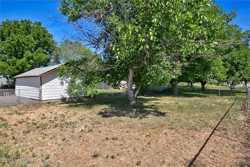 200 East Evans Road Wapato, WA 98951 - Photo 19 of 19 a backyard of a house with lots of green space