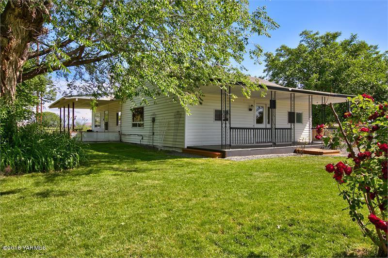 200 East Evans Road Wapato, WA 98951 - Photo 4 of 19 a front view of house with yard and green space