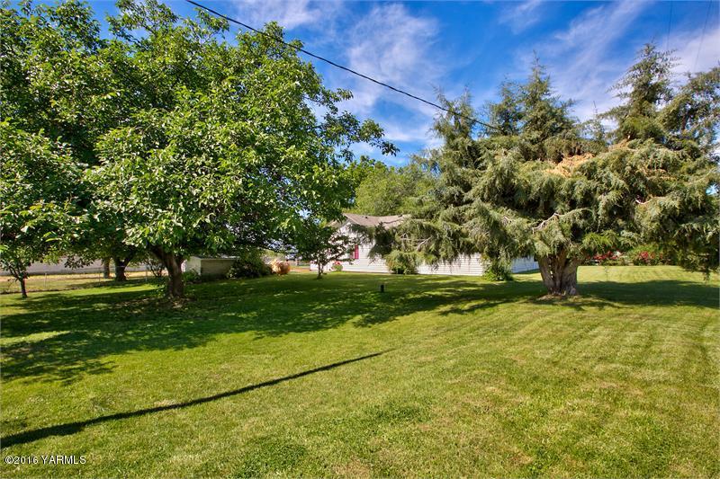200 East Evans Road Wapato, WA 98951 - Photo 5 of 19 a backyard of a house with lots of green space