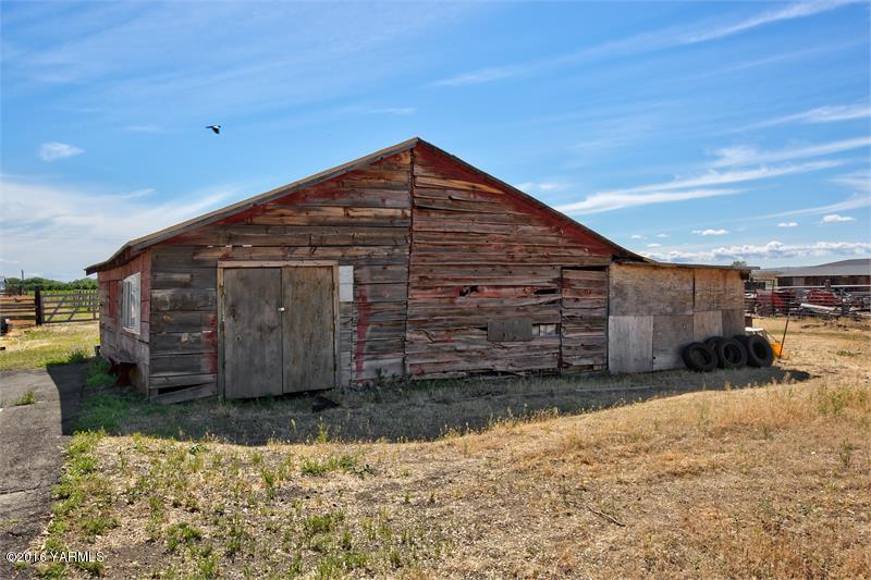 200 East Evans Road Wapato, WA 98951 - Photo 6 of 19 a view of a house with a yard