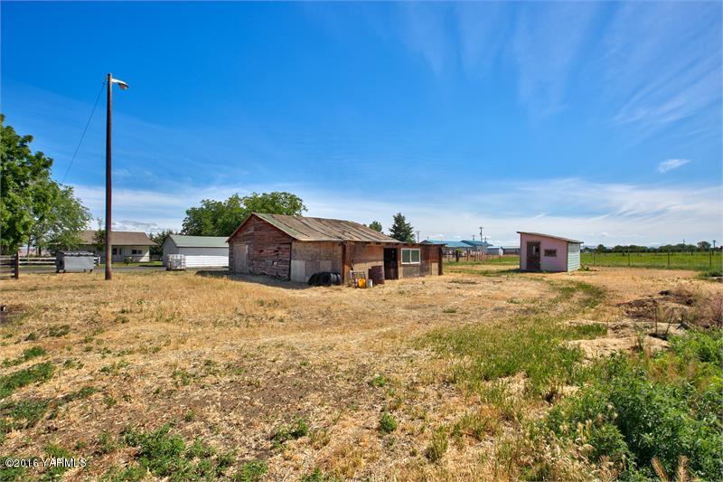 200 East Evans Road Wapato, WA 98951 - Photo 7 of 19 a view of a house with a yard
