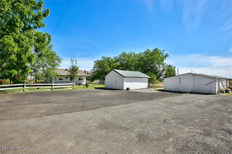 200 East Evans Road Wapato, WA 98951 - Photo 8 of 19 a view of an house with a yard and garage