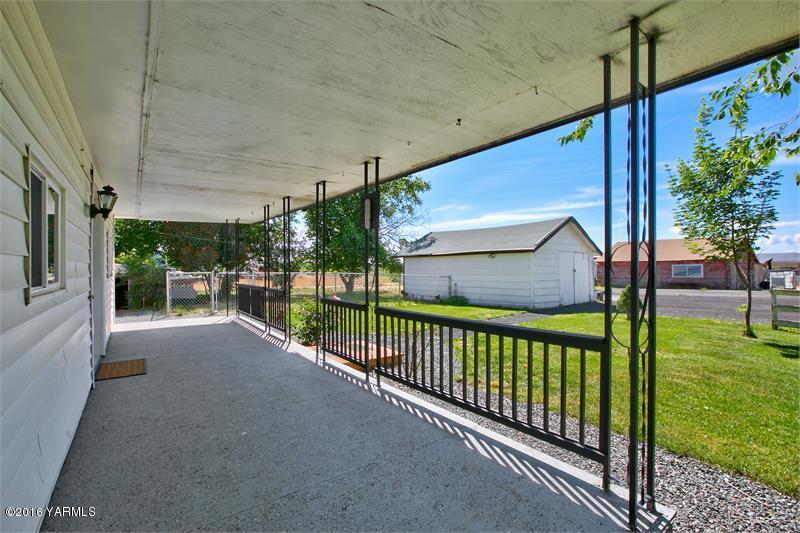 200 East Evans Road Wapato, WA 98951 - Photo 9 of 19 a view of a porch