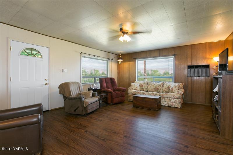 200 East Evans Road Wapato, WA 98951 - Photo 10 of 19 a living room with furniture and a large window