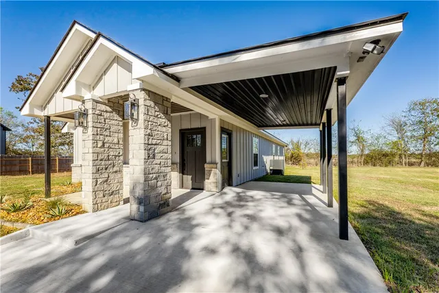 a view of a house with backyard and porch