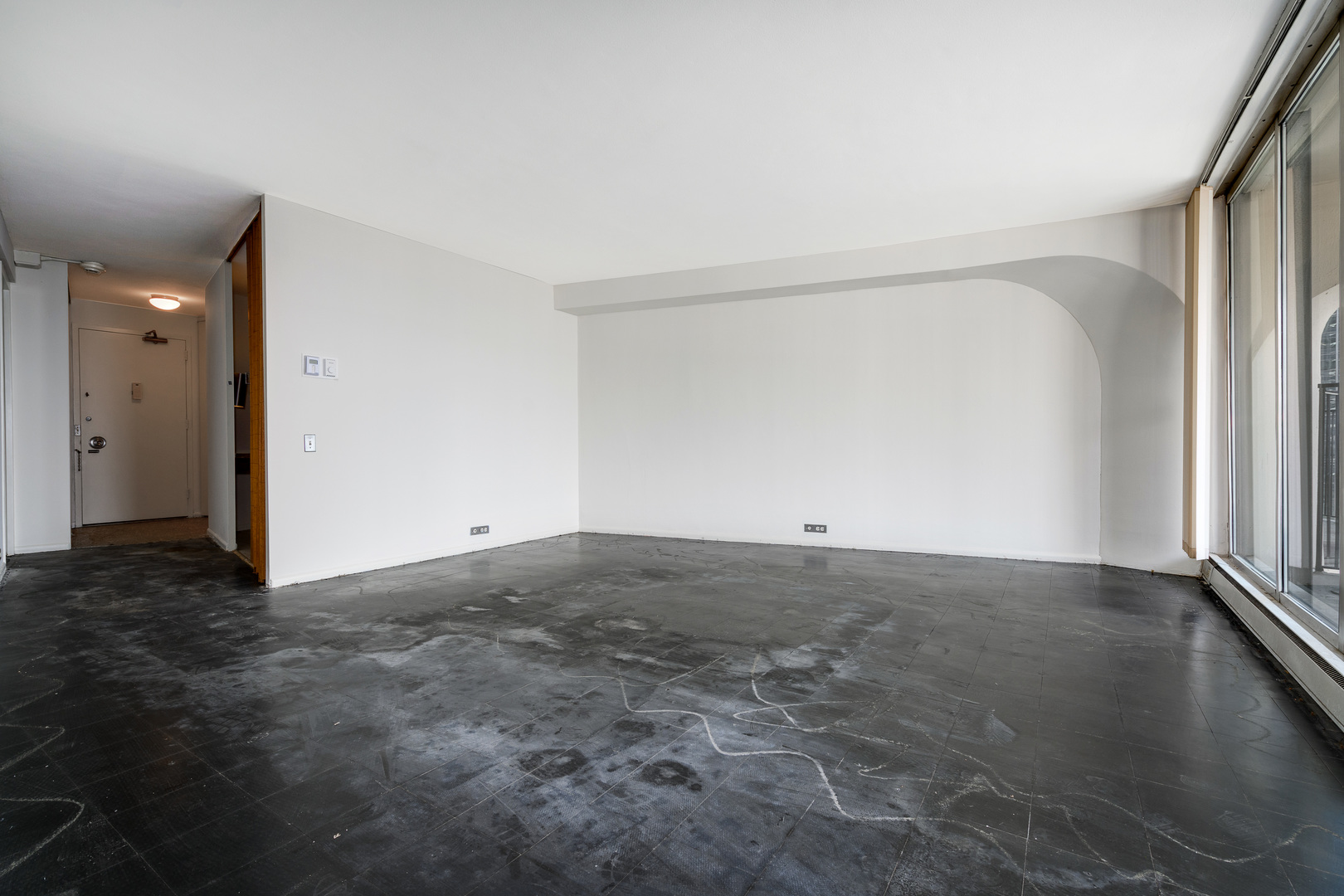 300 North State Street, Unit 3128 Chicago, IL 60654 - Photo 4 of 20 a view of an empty room and a window