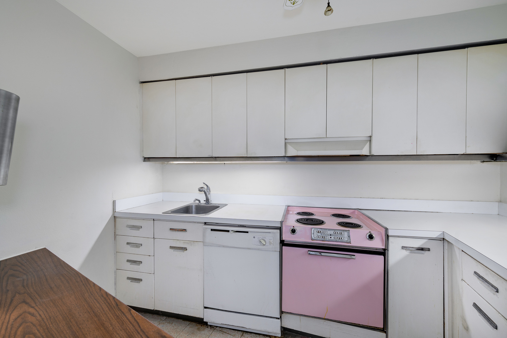 300 North State Street, Unit 3128 Chicago, IL 60654 - Photo 5 of 20 a kitchen with appliances cabinets and a counter top space