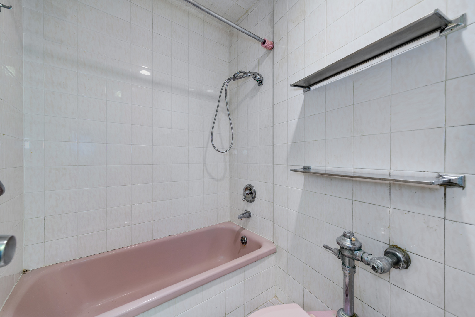 300 North State Street, Unit 3128 Chicago, IL 60654 - Photo 8 of 20 a bathroom with a tub and a shower