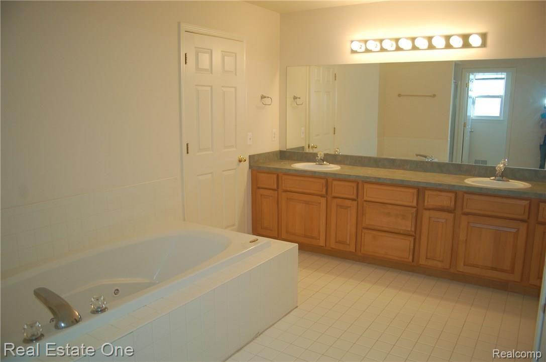 3073 Florence Court Rochester, MI 48309 - Photo 16 of 19 master bath.JPG