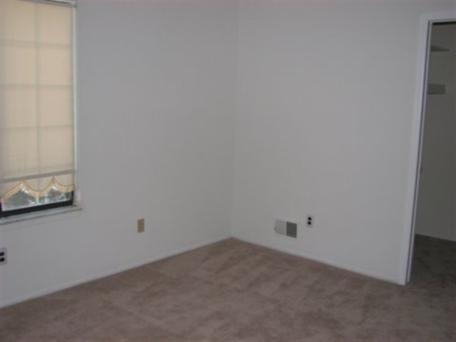 32969 Cedar Ridge Court Warren, MI 48093 - Photo 4 of 14 31056212-3.JPG