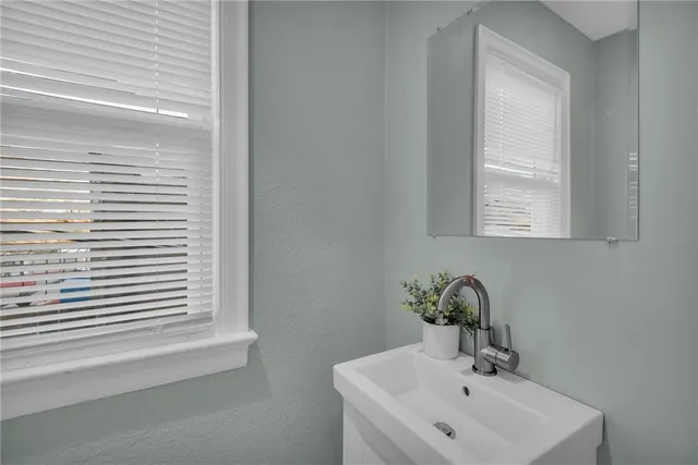 $189,900 | 936 East Gregory Boulevard, Kansas City, MO 64131