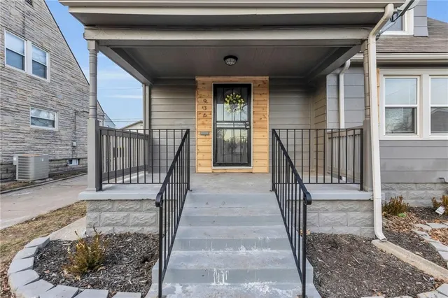 $189,900 | 936 East Gregory Boulevard, Kansas City, MO 64131