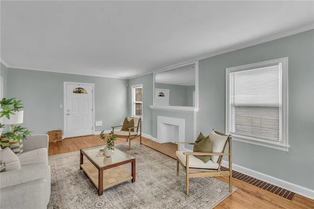 $189,900 | 936 East Gregory Boulevard, Kansas City, MO 64131