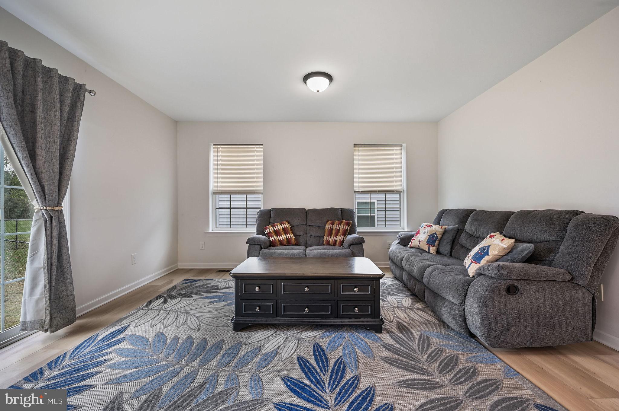 25 Mifflin Avenue New Castle, DE 19720 - Photo 11 of 23 Spacious living area with natural light.