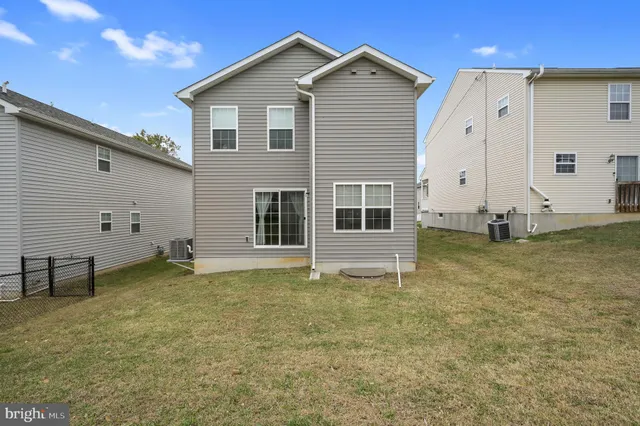 a view of a house with backyard