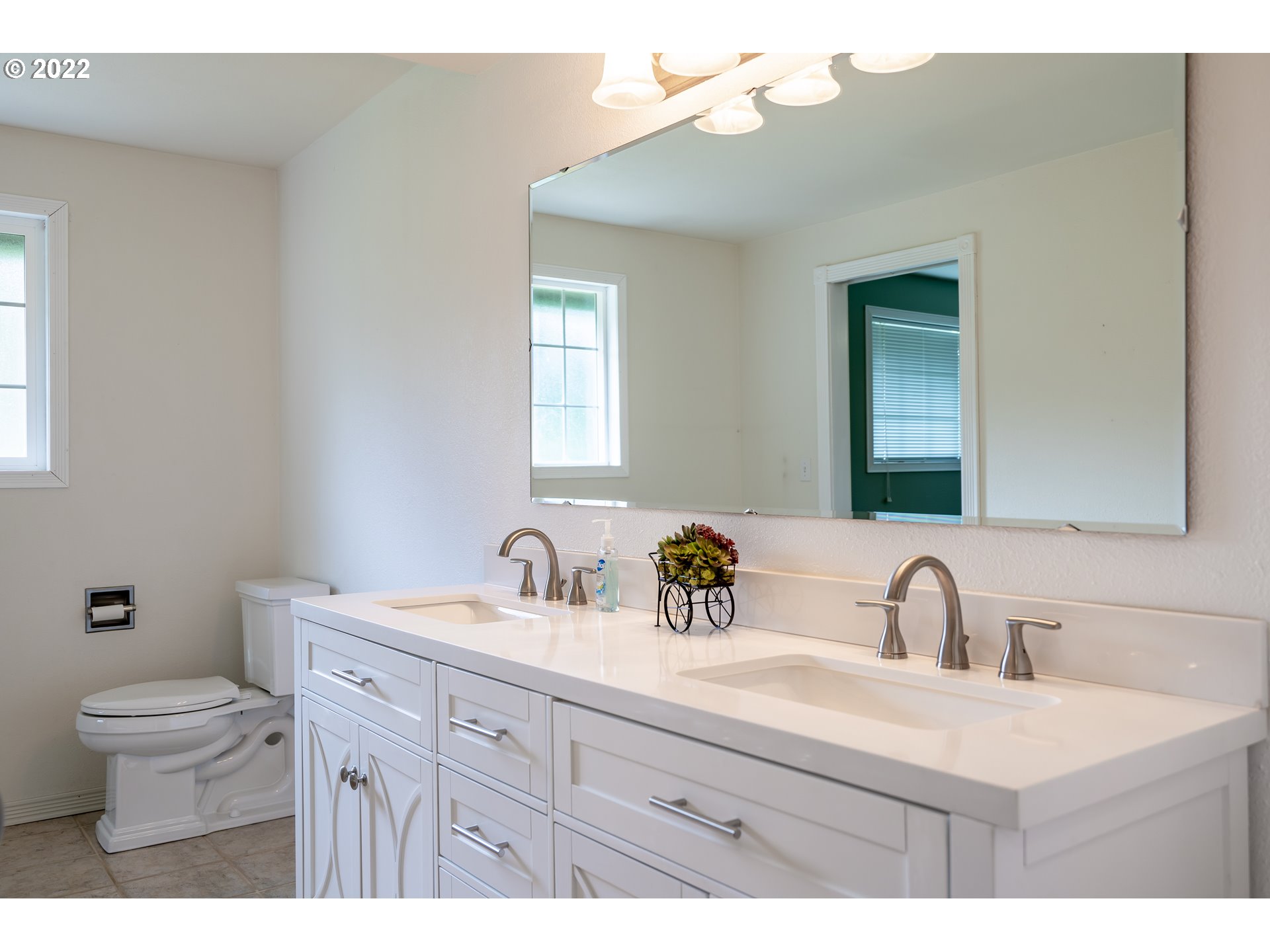 87817 Cedar Flat Road Springfield, OR 97478 - Photo 12 of 32 a bathroom with a sink a toilet and a mirror