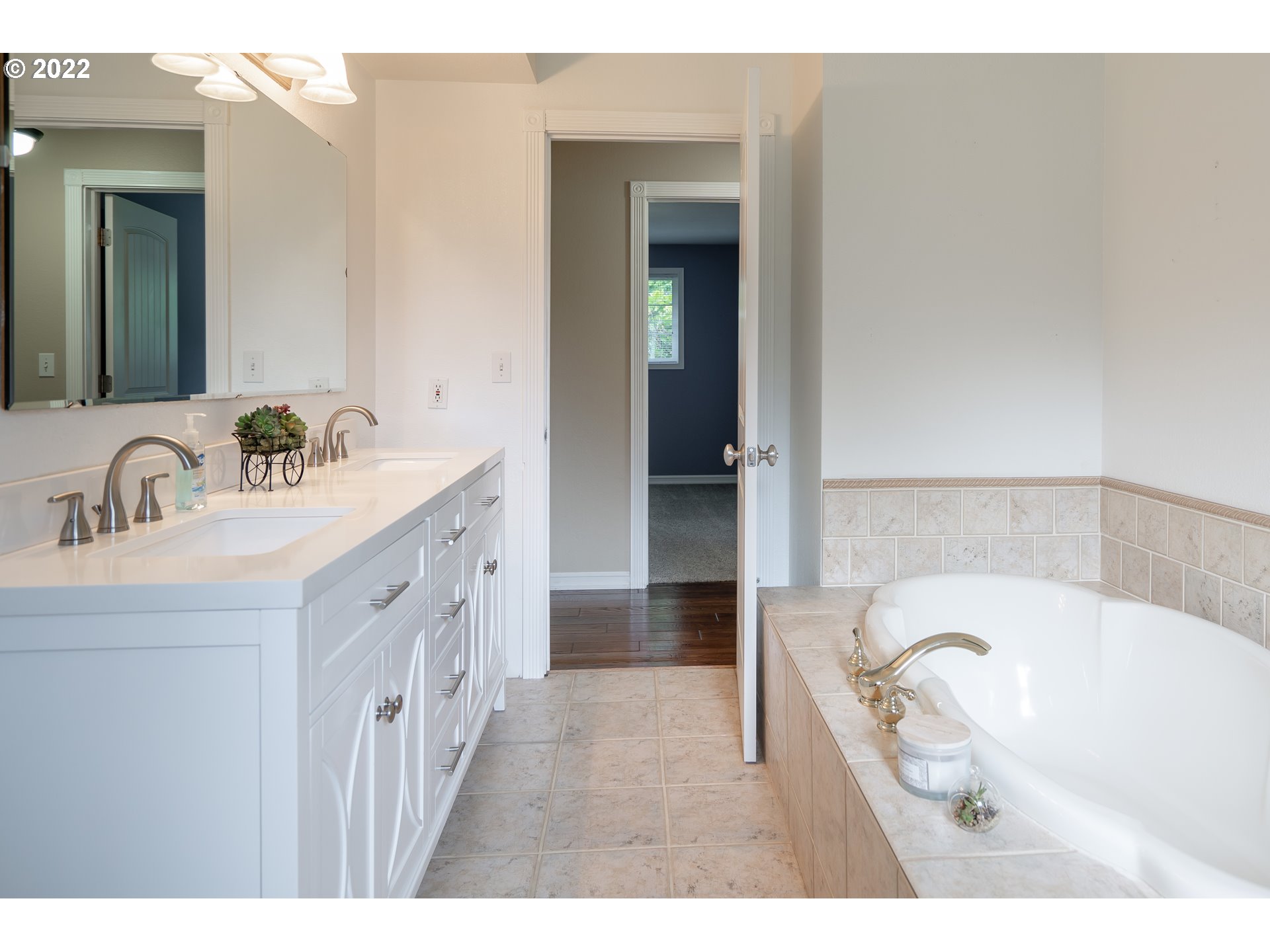 87817 Cedar Flat Road Springfield, OR 97478 - Photo 13 of 32 a bathroom with a tub sink and mirror