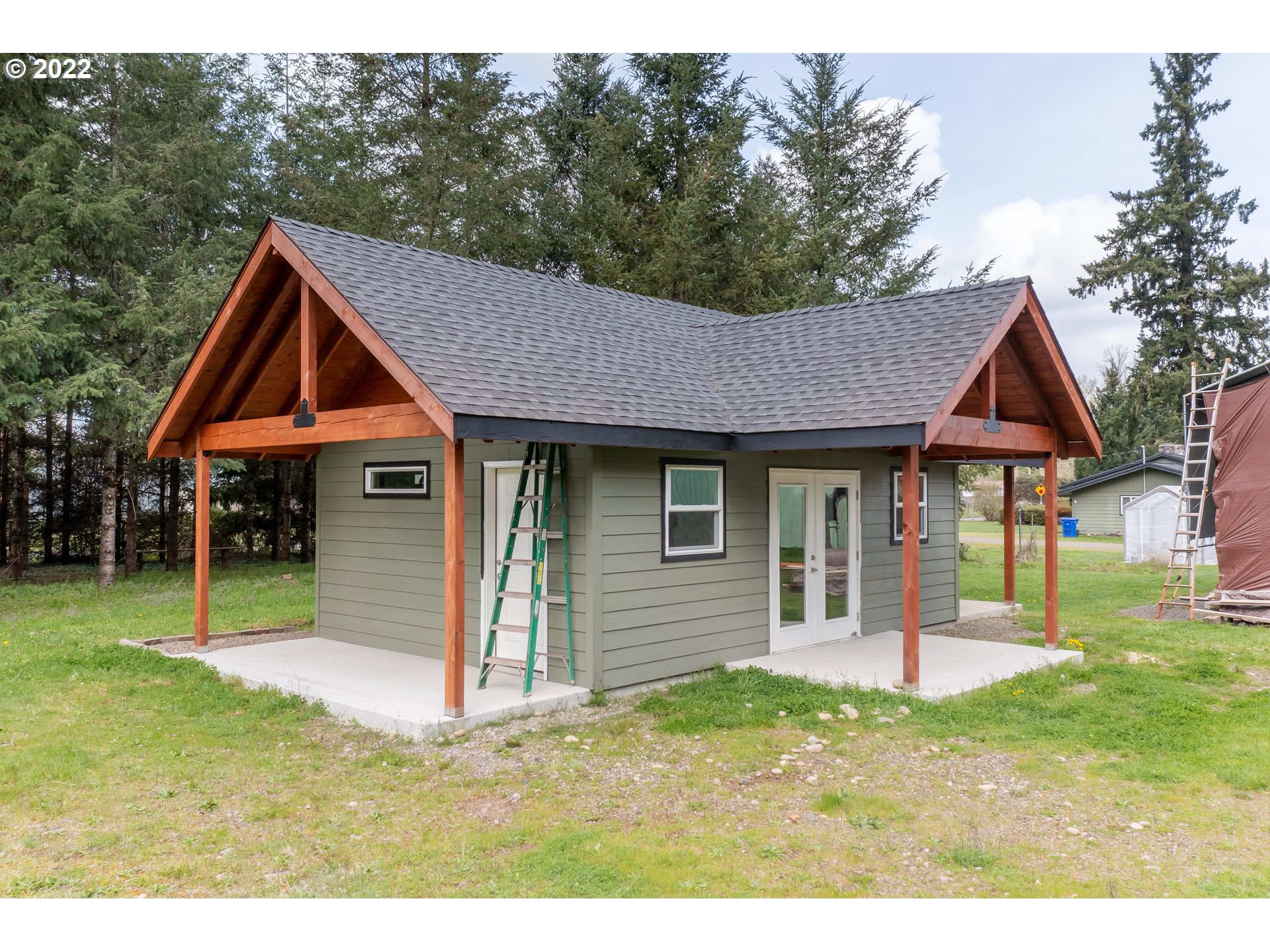 87817 Cedar Flat Road Springfield, OR 97478 - Photo 27 of 32 a front view of a house with a yard