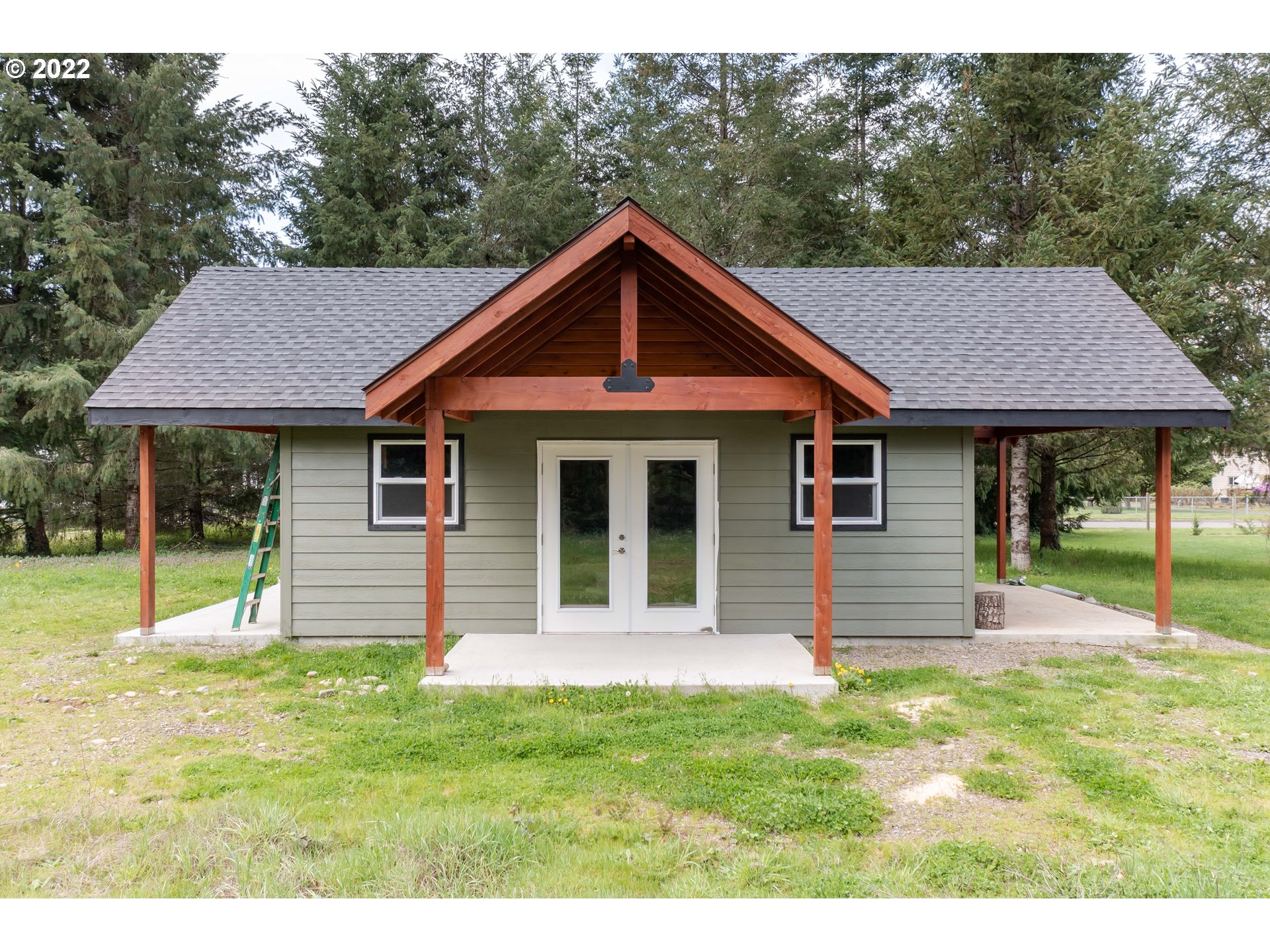 87817 Cedar Flat Road Springfield, OR 97478 - Photo 28 of 32 a front view of a house with a yard