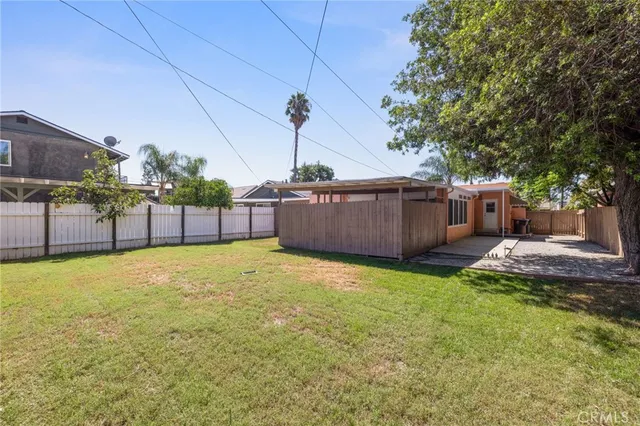 a view of a backyard