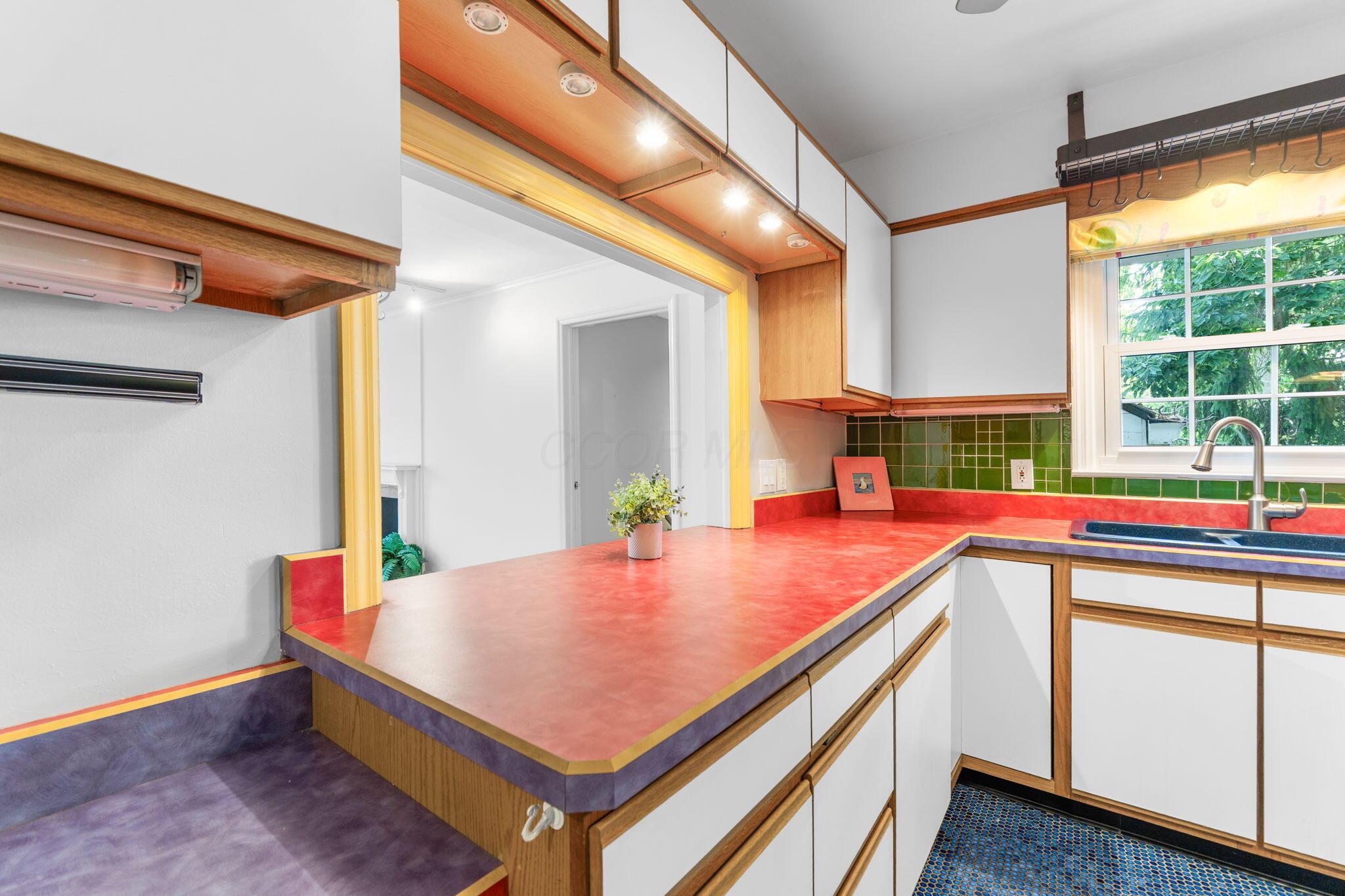 1631 Roxbury Road, Unit D2 Columbus, OH 43212 - Photo 10 of 37 Kitchen has pass through to dining