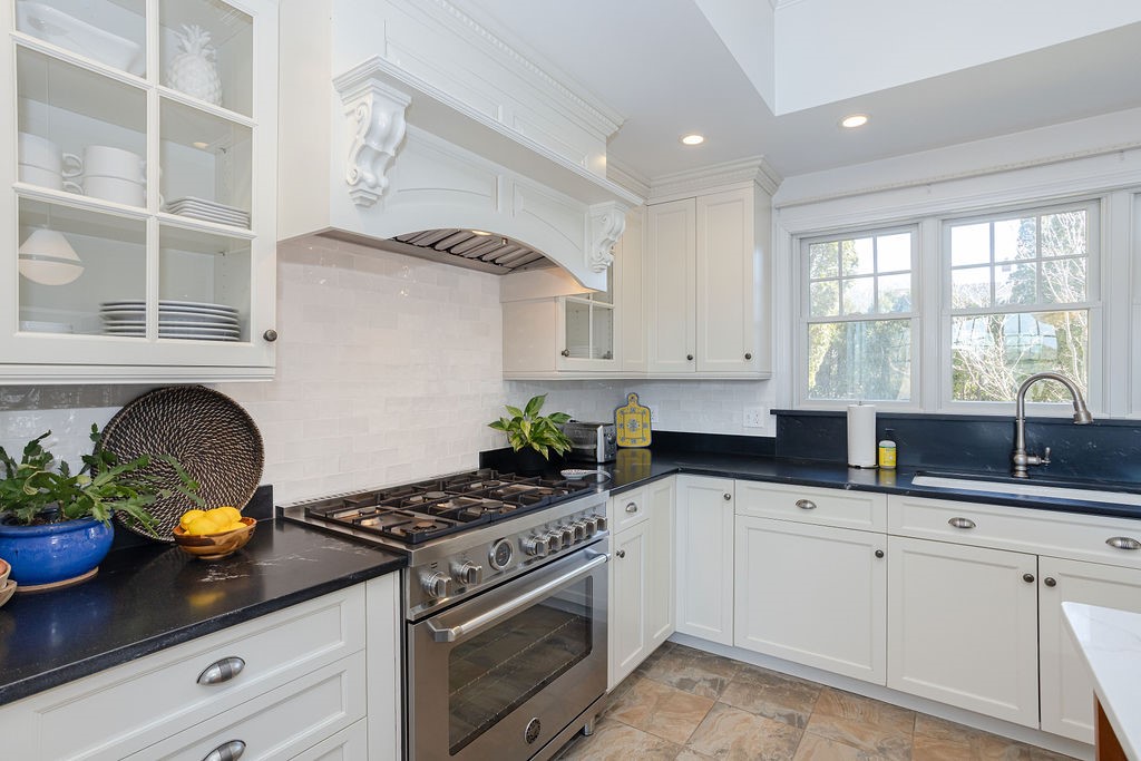 8 Key Court Newport, RI 02840 - Photo 10 of 49