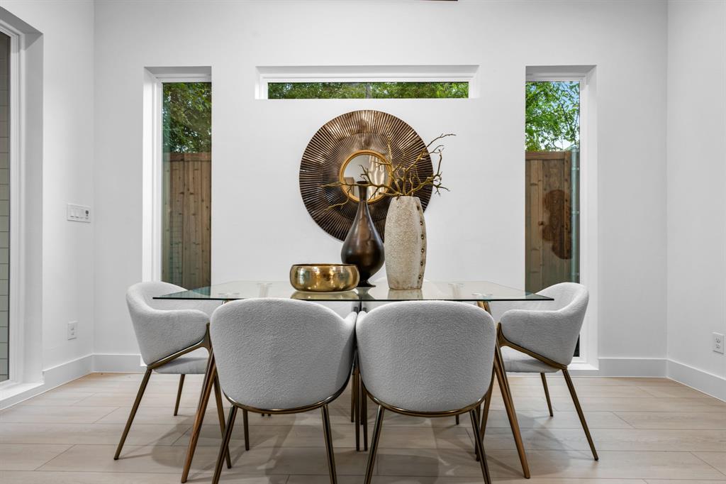 812 West 10th Street Dallas, TX 75208 - Photo 11 of 27 a living room with furniture and a window
