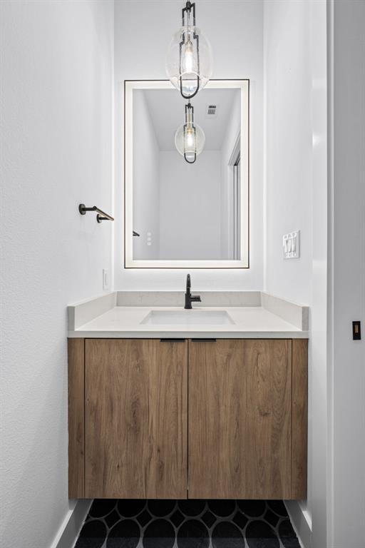 812 West 10th Street Dallas, TX 75208 - Photo 12 of 27 a bathroom with a sink and mirror