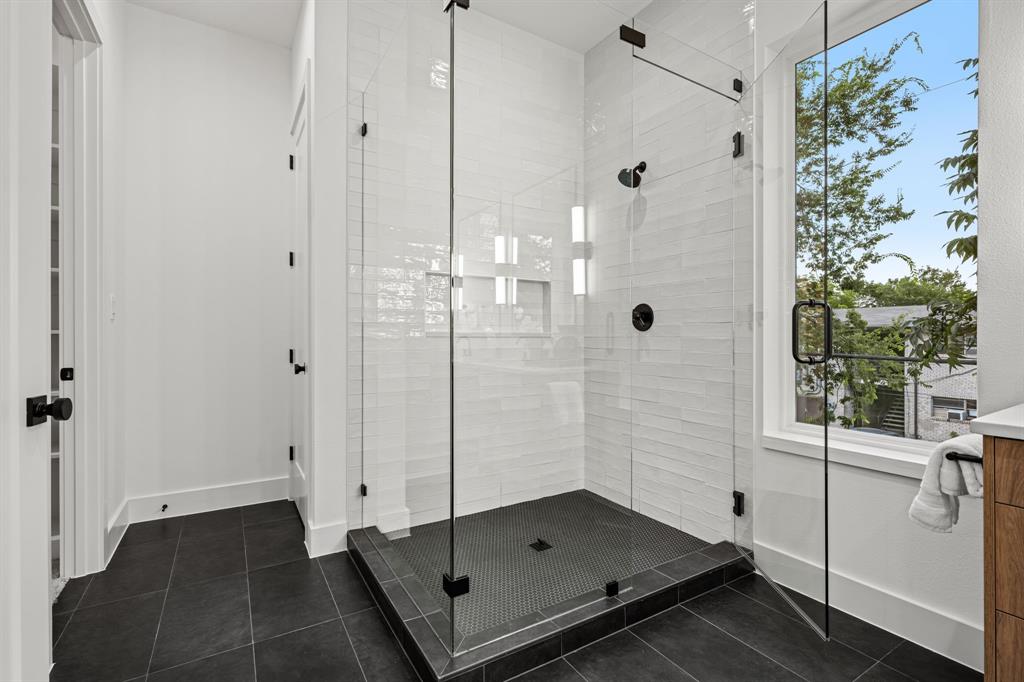 812 West 10th Street Dallas, TX 75208 - Photo 16 of 27 a bathroom with a shower