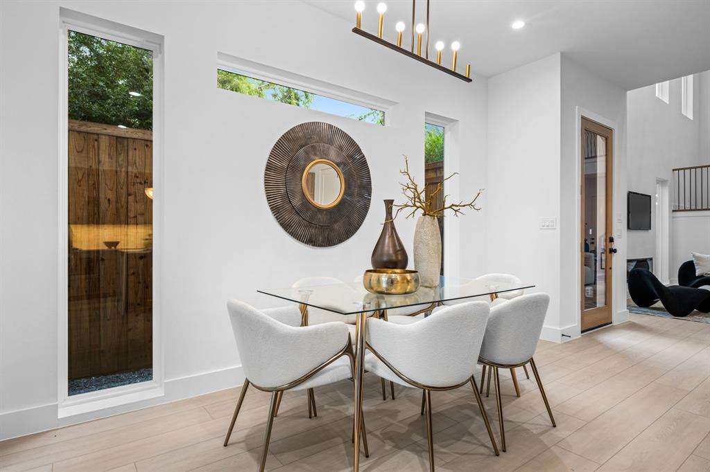 812 West 10th Street Dallas, TX 75208 - Photo 18 of 27 a dining room with furniture and a mirror